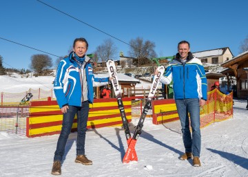 Franz Jahn, Obmann des Fremdenverkehrsvereines Kirchbach und Landesrat Jochen Danninger im Skidorf Kirchbach.