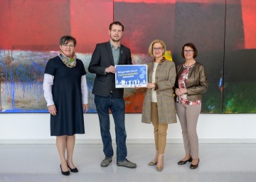 Geschäftsführerin Christine Schneider (NÖ.Regional), Obmann Markus Rabl (Marktgemeinde Sallingstadt), Landeshauptfrau Johanna Mikl-Leitner, Obfrau Maria Forstner (Dorf- & Stadterneuerung)