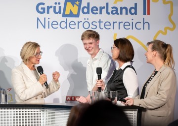 Landeshauptfrau Johanna Mikl-Leitner im Gespräch mit den Jungunternehmern Max Spiess (Werbefachmann), Regina Schickinger von „Frauen investieren“ und Daniela Schwarz (Goldschmiedemeisterin) (v.l.n.r.)