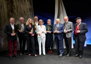 Landeshauptfrau Johanna Mikl-Leitner mit jenen Persönlichkeiten, die mit dem Würdigungspreis ausgezeichnet wurden, von links nach rechts: Georg Bydlinski (Literatur), Michael Birkmeyer (Tanz), Johanna Doderer (Musik), Johannes Kraus (Architektur), Landeshauptfrau Johanna Mikl-Leitner, Frenzi Rigling (Bildende Kunst), August Breininger (Erwachsenenbildung), Erhard Mann (Volkskultur) und Fritz Simak (Fotografie).