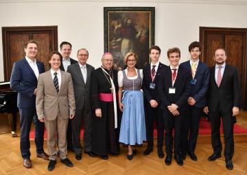 Eröffnung "Model European Parliament" im Augustinussaal im Stift Klosterneuburg. Im Bild Schüler der 7B und 7C des Bundesgymnasiums Klosterneuburg sowie Bürgermeister Stefan Schmuckenschlager (3.v.l.), EU-Abgeordneter Othmar Karas (4.v.l.), Generalabt Bernhard Backovsky (5.v.l.), Landeshauptfrau Johanna Mikl-Leitner (6.v.l.) und Botschafter Alexander Schallenberg (1.v.r.).