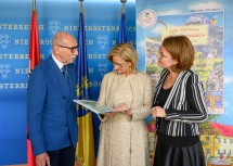 Verleger Julius Peter Breitschopf, Landeshauptfrau Johanna Mikl-Leitner und Landesrätin Christiane Teschl-Hofmeister (v.l.n.r.)