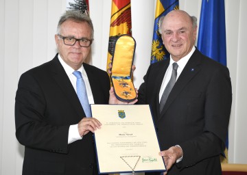 Landeshauptmann Dr. Erwin Pröll überreichte dem Landeshauptmann des Burgenlandes, Hans Niessl, das \"Goldene Komturkreuz mit dem Stern des Ehrenzeichens für Verdienste um das Bundesland Niederösterreich\".