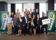 Landeshauptfrau Johanna Mikl-Leitner mit den Ehrengästen und Studierenden bei der Eröffnung der "spusu Akademie" im DC Tower in Wien.