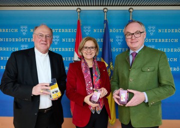 Landeshauptfrau Johanna Mikl-Leitner, LH-Stellvertreter Stephan Pernkopf und Diözesanbischof Alois Schwarz: „Pfarren und Land Niederösterreich gehen gemeinsamen Weg zu mehr Energieunabhängigkeit“.
