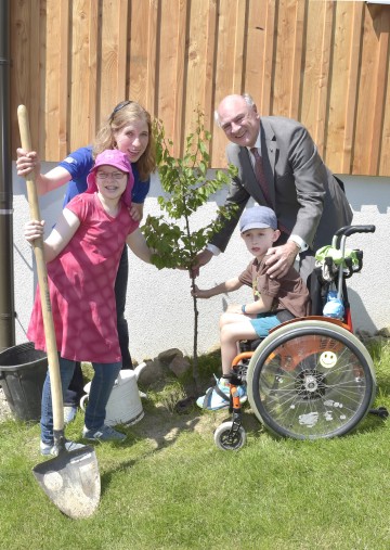 Lichtblickhof bei Pyhra feierlich eröffnet: Mag. Roswitha Zink vom Verein e-Motion und Landeshauptmann Dr. Erwin Pröll pflanzen gemeinsam mit Kindern einen Marillenbaum vor dem Hoftor des neuen Hauses