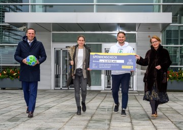 Sportlandesrat Jochen Danninger, SPIELERPASS-Testimonial Nina Burger, SPIELERPASS-Gründer Niko Karner, Landesrätin Christiane Teschl-Hofmeister.