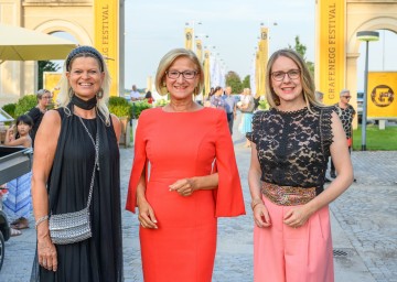 Bundesministerin Klaudia Tanner, Landeshauptfrau Johanna Mikl-Leitner und Bundesministerin Margarete Schramböck bei der Eröffnung des 15. Grafenegg Festivals