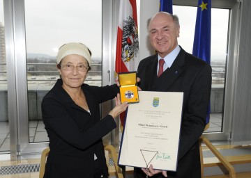 Landeshauptmann Dr. Erwin Pröll überreichte das Große Ehrenzeichen für Verdienste um das Bundesland Niederösterreich an Mimi Wunderer-Gosch.