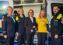 Landeshauptfrau Johanna Mikl-Leitner mit (re.) Geschäftsführerin Karin Kuhn, (li. außen) Samariterbund-Präsident Hans Sauer und zwei Mitarbeitenden des Samariterbundes.
