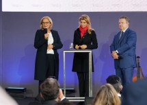 Landeshauptfrau Johanna Mikl-Leitner im Gespräch mit Moderatorin Nadja Mader, rechts im Bild Bürgermeister Michael Ludwig.