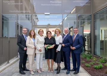 (v.l.) Bürgermeister Erich Stubenvoll, Nationalratsabgeordnete Angela Baumgartner , Landeshauptfrau Johanna Mikl-Leitner, Direktorin Veronika Schreder, Landesrätin Christiane Teschl-Hofmeister, Landtagspräsident Karl Wilfing und Landtagsabgeordneter Manfred Schulz.