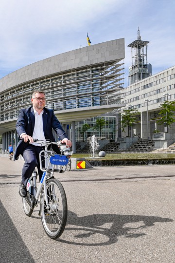 LR Ludwig Schleritzko mit dem nextbike im Regierungsviertel unterwegs.