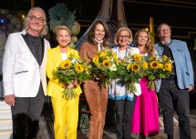 Intendant Peter Hofbauer, Obfrau des Theaterfestes Niederösterreich Kristina Sprenger, Vera Russwurd, Landeshauptfrau Johanna MIkl-Leitner und die Schlossherren Stephanie und Johannes zu Fürstenberg nach der gelungenen Premiere im Schloss Weitra.