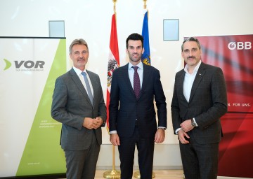 (v.l.) Wolfgang Schroll, Geschäftsführer Verkehrsverbund Ost-Region (VOR), LH-Stellvertreter Udo Landbauer und Regionalmanager Ostregion ÖBB Personenverkehr Christof Hermann. 