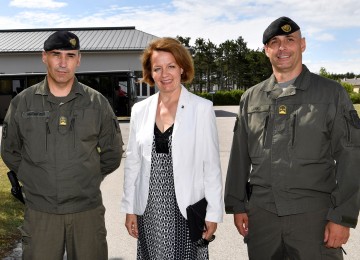 Landesrätin Christiane Teschl-Hofmeister mit dem Stv. Kommandanten der 4. Panzergrenadierbrigade Obst Martin Bogenreiter und dem Kommandanten des Panzergrenadierbataillons 35 in Großmittel Obstlt Reinhard Janko.