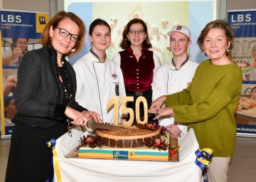 Im Bild von links nach rechts: Bildungs-Landesrätin Christiane Teschl-Hofmeister, Berufsschuldirektorin Evelyne Platschka (LBS Baden) und Präsidentin Sonja Zwazl mit Lehrlingen der Landesberufsschule Baden