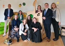 (v.l.n.r.): Vizebürgermeister Erwin Mantler, Familien-Landesrätin Christiane Teschl-Hofmeister, NÖ Familienbundobfrau Doris Schmidl, Kindergarteninspektorin Rosemarie Fronz, Leiterin der Tagesbetreuungseinrichtung Lisa Wohlmuth, Pfarrer Maximilian Walterskirchen, NÖ Familienbund Geschäftsführerin Irene Bamberger, Bürgermeister Franz Aigner und Bezirkshauptmann-Stellvertreterin Renate Giller-Schilk.