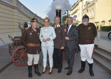 Freuten sich über 150 Jahre NÖ Landesfeuerwehrverband: Ehrenhauptbrandinspektor Hans Setznagel, Landeshauptfrau Johanna Mikl-Leitner, Landesfeuerwehrkommandant Dietmar Fahrafellner, Landtagspräsident Karl Wilfing und Verwalter Franz Blüml (v.l.n.r.). Im Hintergrund die Dampfspritze „Kathi“, Baujahr 1910, der Freiwilligen Feuerwehr Gainfarn.  