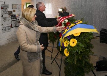 Landeshauptfrau Johanna Mikl-Leitner und Innenminister Gerhard Karner bei der Kranzniederlegung im ehemaligen Krematorium des Konzentrationslagers in Melk.
