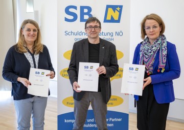 Jahresbericht 2021 der Schuldnerberatung NÖ im NÖ Landhaus in St. Pölten: Landesrätin Ulrike Königsberger-Ludwig, Michael Lackenberger, Geschäftsführer der Schuldnerberatung NÖ, und Landesrätin Christiane Teschl-Hofmeister (v.l.n.r.)