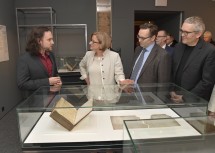 Beim Ausstellungsrundgang: Landeshauptfrau Johanna Mikl-Leitner mit Kurator Dominik Heher (l.), Kurator Falko Daim (2. v. r.) und Kurt Farasin (1. v. r.).