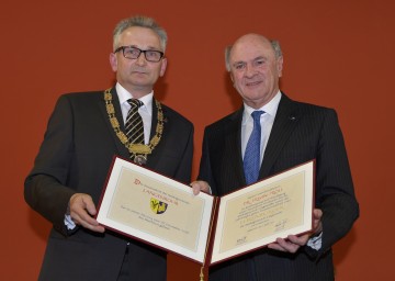 Bürgermeister Leopold Figl überreichte Landeshauptmann Dr. Erwin Pröll die Ehrenbürgerurkunde der Marktgemeinde Langenrohr. (v.l.n.r.)