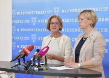 Landeshauptfrau Johanna Mikl-Leitner und Landesrätin Barbara Schwarz bei der Pressekonferenz im NÖ Landhaus in St. Pölten.