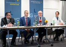 (v.l.n.r.) Bei der Pressekonferenz im UK St. Pölten: Vorsitzender des Zentralbetriebsrates Gottfried Feiertag, NÖ LGA Vorstand Alfred Zens, LH-Stellvertreter Stephan Pernkopf und der Abteilungsvorstand der Chirurgie Dr. Peter Götzinger.