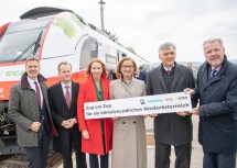 VOR-Geschäftsführer Wolfgang Schroll, ÖBB-Nahverkehrsleiter Klaus Garstenauer, ÖBB Personenverkehr Vorständin Michaela Huber, Landeshauptfrau Johanna Mikl-Leitner, Siemens-Geschäftsführer Arnulf Wolfram und Bürgermeister Klaus Schneeberger (v.l.n.r.)