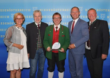 Andreas Maurer-Sonderpreis für den Musikverein Texingtal (Bezirk Melk): Landeshauptfrau Johanna Mikl-Leitner, Obmann Robert Salzer, Kapellmeister Christian Dollfuß, Zweiter Landtagspräsident Gerhard Karner und Direktor Peter Höckner, Landesobmann des NÖ Blasmusikverbandes (v.l.n.r.)