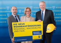 Von links nach rechts: Der Leiter der Abteilung Wohnungsförderung, Helmut Frank, Landeshauptfrau Johanna Mikl-Leitner und Landesrat Martin Eichtinger.