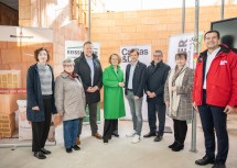 Caritas Bauprojektmanagerin Julia Matuschek, Obfrau Christl Scheithauer (Verein BB-A „Behindert Besonders Anders“), Wilfried Lechner (Firma Wienerberger), Sozial-Landesrätin Christiane Teschl-Hofmeister, Direktor Klaus Schwertner (Caritas der Erzdiözese Wien), Landtagsabgeordneter Manfred Schulz, Bürgermeisterin Brigitte Ribisch, Thomas Krottendorfer (Caritas der Erzdiözese Wien)