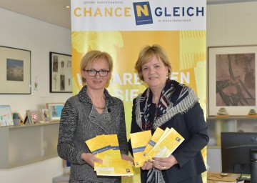 Präsentieren das Seminarprogramm des Regionalen Mentoring-Programms: Maria Rigler, Leiterin NÖ Mentoring-Programm beim Amt der NÖ Landesregierung, und Frauen-Landesrätin Mag. Barbara Schwarz. (v.l.n.r.)