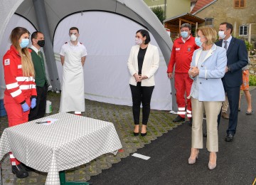 Startschuss für die präventiven Covid-19-Testungen bei Mitarbeitern im Tourismus. Im Bild Tourismuslandesrat Jochen Danninger, Landeshauptfrau Johanna Mikl-Leitner, Präsident Josef Schmoll vom Roten Kreuz Niederösterreich und Tourismusministerin Elisabeth Köstinger mit Mitarbeitern des Roten Kreuzes (v.r.n.l.)