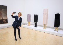 Landeshauptfrau Johanna Mikl-Leitner beim Besuch der Ausstellung „De Sculptura - Von Roy Lichtenstein bis Andreas Slominski“ in der Albertina Klosterneuburg.