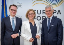 Landeshauptfrau Johanna Mikl-Leitner mit dem neuen Präsidenten des Europa-Forums Wachau, Michael Linhart (r.) und dem neuen Geschäftsführer Benedikt Schmidinger (l.).