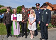 (v.l.) Bezirksfeuerwehrkommandant Markus Schuster, Landeshauptfrau Johanna Mikl-Leitner, Kommandant FF Großharras Stefan Schirxl, Bürgermeisterin Sonja Platzer, Bezirksinspektor Laa a.d. Thaya Markus Weigl und Brigadier Reinhard Kraft, Kameradschaftsbund.