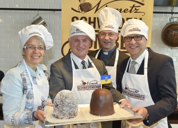 Eröffnung des neuen Niemetz Schwedenbomben Workshop-Bereiches in Wiener Neudorf: Landesrätin Dr. Petra Bohuslav, Landeshauptmann Dr. Erwin Pröll, Dompfarrer Toni Faber und Mag. Gerald Neumair, der Vorsitzende des Verwaltungsrates der Heidi Chocolat AG (v. l. n. r.).