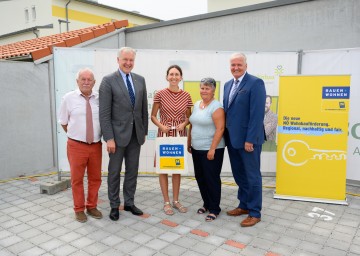 V.l.n.r.: Ing. Rudolf Schöbinger (Obmann SGP Wohnbau), Landesrat Martin Eichtinger, Mieterin Corinna Schmuck, Vizebürgermeisterin Andrea Kotmiller, Landeshauptfrau-Stellvertreter Franz Schnabl.