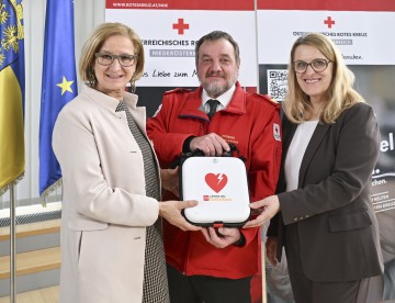 (v.l.) Landeshauptfrau Johanna Mikl-Leitner, Rot Kreuz Präsident Hans Ebner und Landesrätin Ulrike Königsberger-Ludwig informierten über die Einsatz- und Leistungsbilanz des Roten Kreuzes 2023.