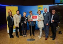 Unter den ausgezeichneten e5-Gemeinden befindet sich auch Gaweinstal – im Bild die Delegation aus Gaweinstal mit Landeshauptfrau Johanna Mikl-Leitner, LH-Stellvertreter Stephan Pernkopf und eNu-Geschäftsführer Herbert Greisberger (rechts).