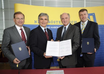 Vertragsunterzeichnung für den Bau der Westvariante der Traisental-Schnellstraße S 34. Im Bild Dipl.Ing. Alois Schedl (ASFINAG), Bundesminister Werner Faymann, Landeshauptmann Dr. Erwin Pröll und Dr. Klaus Schierhackl (ASFINAG).