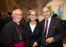Landeshauptfrau Johanna Mikl-Leitner mit (li.) Weihbischof Anton Leichtfried und (re.) Nationalratspräsident a.D. Wolfgang Sobotka.