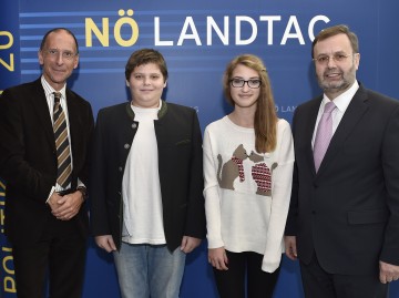 Jugendenquete „Politik hört zu“ im NÖ Landtag: Univ.-Prof. Dr.  Peter Filzmaier, Kevin Dorner (Neue Mittelschule Langenlois), Lara Fromhund (Stiftsgymnasium Seitenstetten) und Landtagspräsident Ing. Hans Penz (v.l.n.r.)