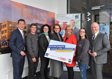 v.l.n.r. ecoplus-Aufsichtsrat und WKNÖ-Vizepräsident LAbg. Kurt Hackl, Doris Wagner, Bildungsdirektion NÖ, Bildungs-Landesrätin Christiane Teschl-Hofmeister, Wirtschafts-Landesrätin Petra Bohuslav und ecoplus-Geschäftsführer Helmut Miernicki mit zwei Lehrlingen 