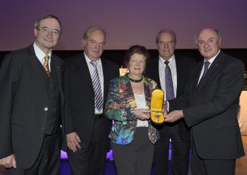 Überreichung des „Silbernen Komturkreuzes für Verdienste um das Bundesland Niederösterreich“: Wirtschaftskammer-Präsident Dr. Christoph Leitl, KR Ing. Helmut Welser, KR Waltraud Welser, KR Ing. Wolfgang Welser und Landeshauptmann Dr. Erwin Pröll. (v.l.n.r.)