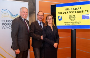 Präsentation des niederösterreichischen EU Radars in St. Pölten: Landesrat Martin Eichtinger mit Peter Filzmaier vom Institut für Strategieanalysen und Gerda Füricht-Fiegl von der Donau-Universität Krems