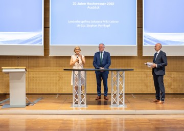 Landeshauptfrau Johanna Mikl-Leitner und LH-Stellvertreter Stephan Pernkopf am Podium zu 20 Jahre Hochwasser 2002 im NÖ Feuerwehr- und Sicherheitszentrum Tulln.