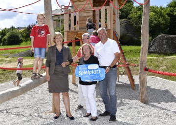 Landesrätin Mag. Barbara Schwarz, Nationalrätin und Bürgermeisterin Angela Fichtinger, DI Franz Grossauer und Vizebürgermeister Roland Zimmer freuen sich gemeinsam mit zahlreichen Kindern über den neuen Spielplatz. (v.l.n.r.